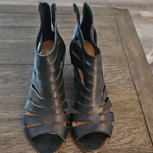 Chic Black High Heel Sandals with Cutout Design